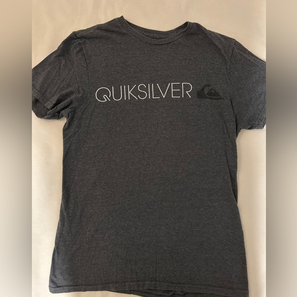 Quicksilver! Basic grey T-shirt, women’s size small. Great condition 😊